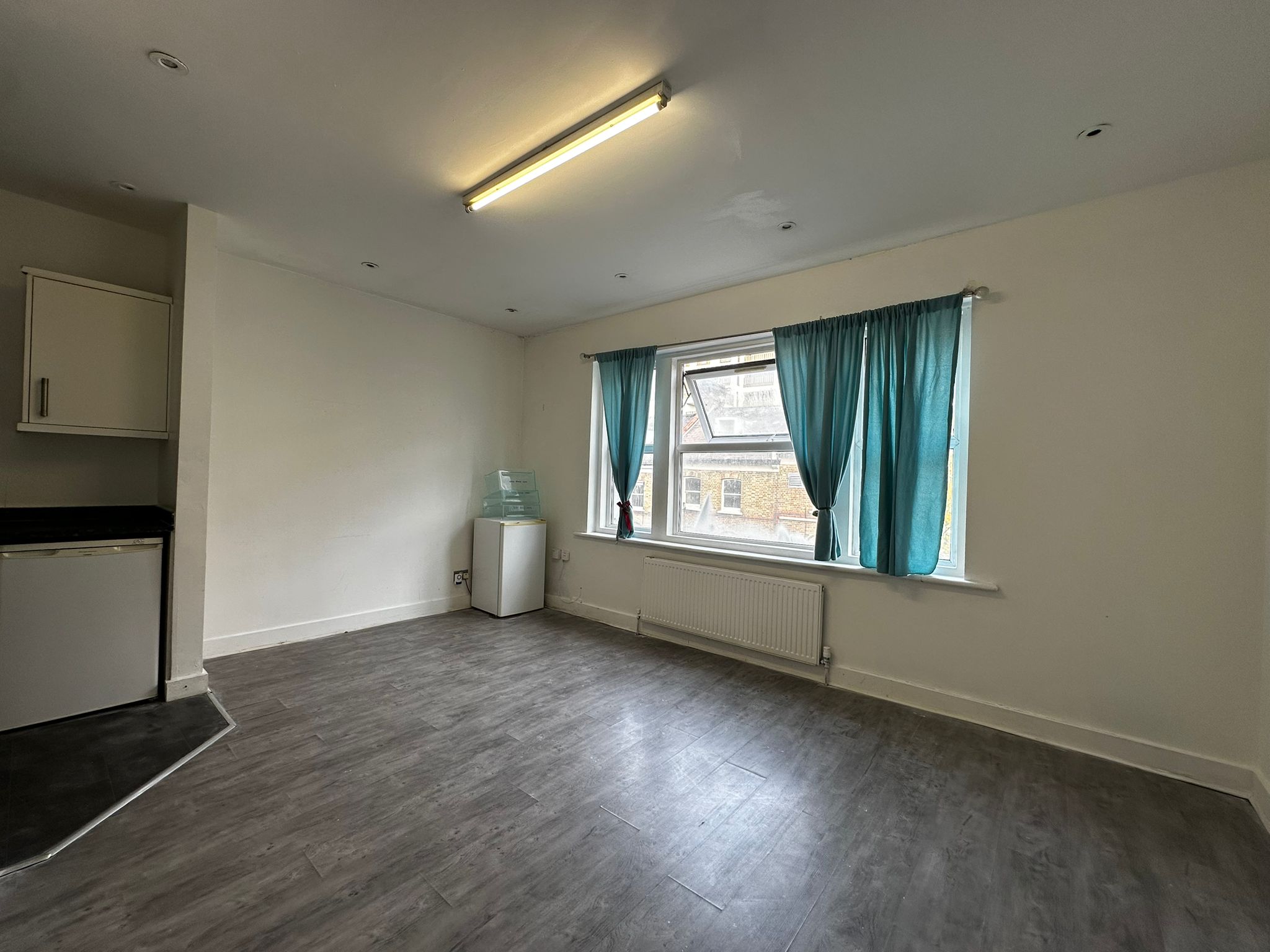 Spacious 1-Bedroom Flat in a Prime Sutton Location ✨ - Image 5