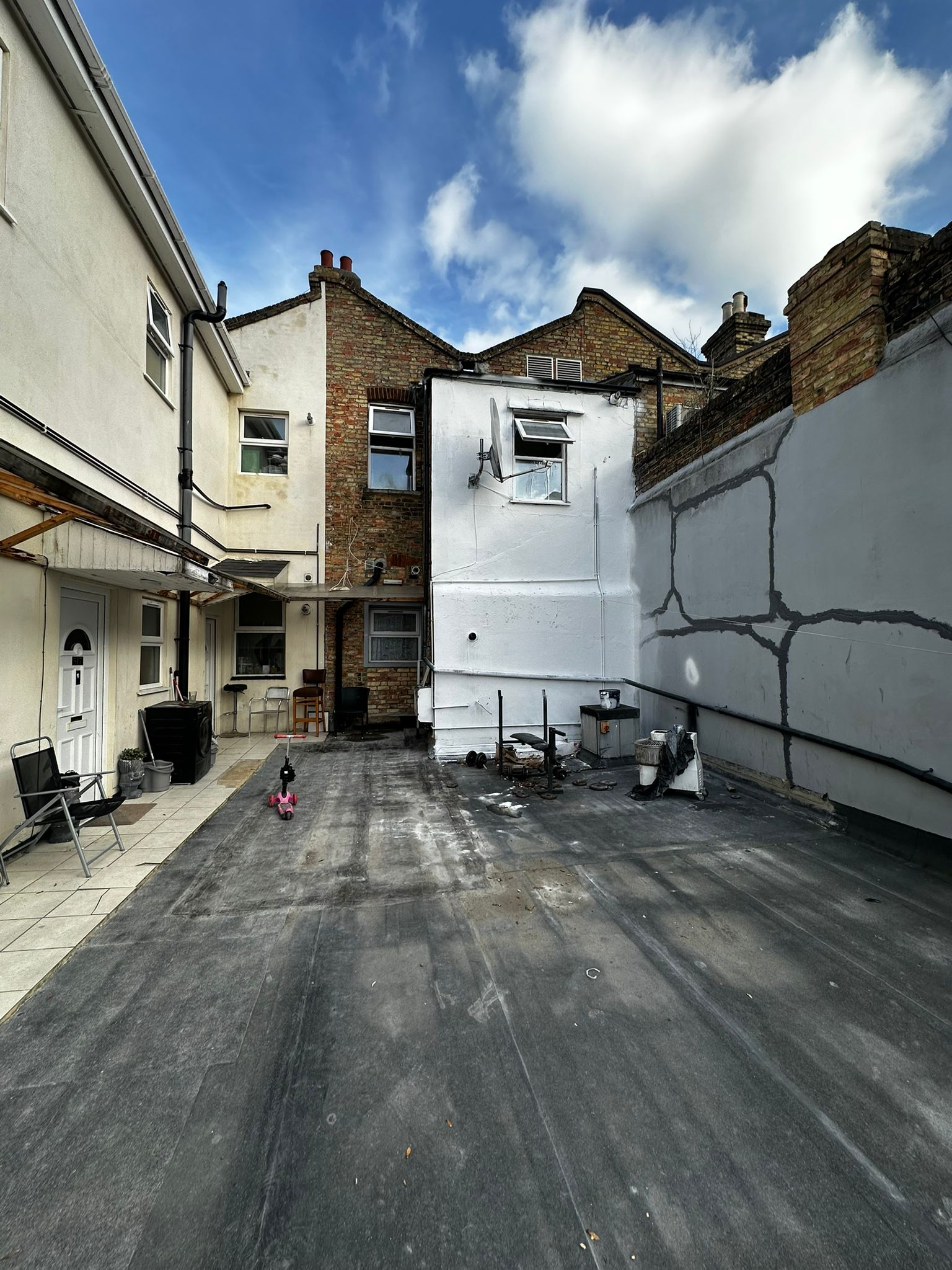 Spacious 1-Bedroom Flat in a Prime Sutton Location ✨ - Image 9