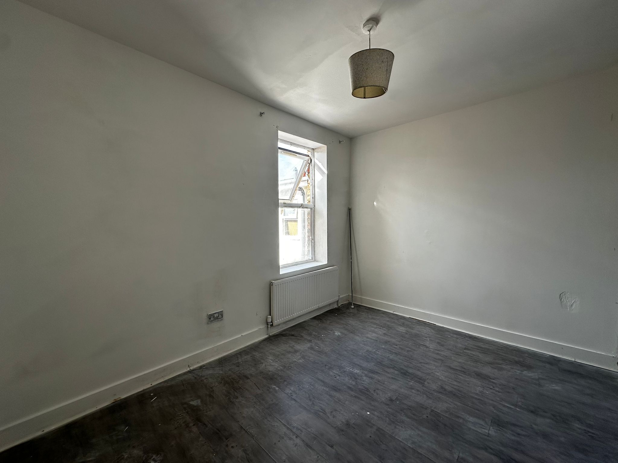 Spacious 1-Bedroom Flat in a Prime Sutton Location ✨ - Image 10