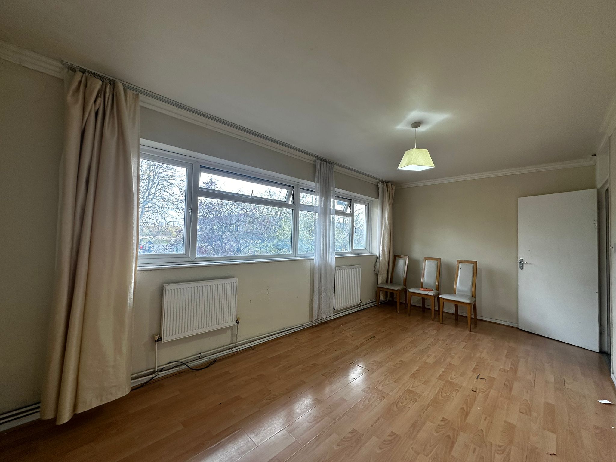 🏡 Spacious 3/4 Bedroom Flat, Mitcham Junction - Image 9