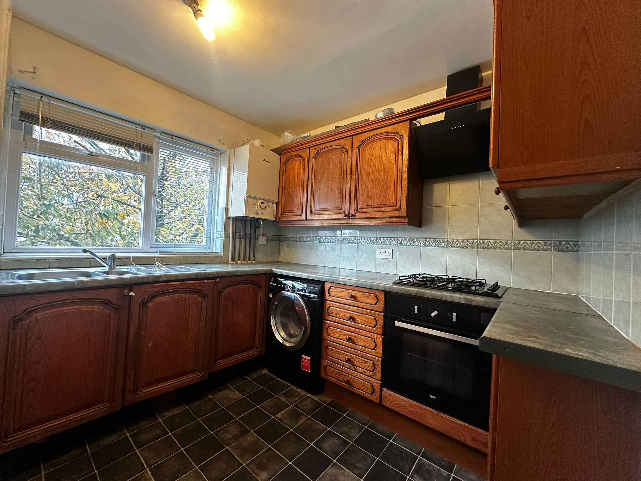 🏡 Spacious 3/4 Bedroom Flat, Mitcham Junction - Image 10