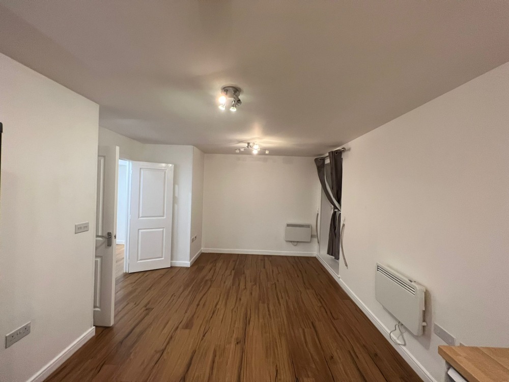 🏡 2-Bedroom Apartment – Refurbished & with Private Parking – Morden - Image 10
