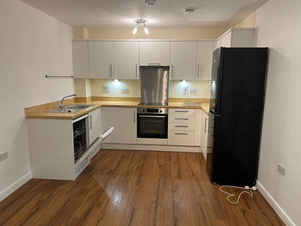 🏡 2-Bedroom Apartment – Refurbished & with Private Parking – Morden - Image 11