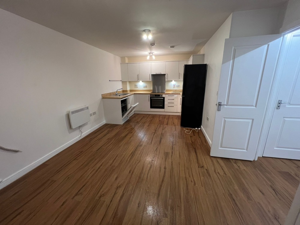 🏡 2-Bedroom Apartment – Refurbished & with Private Parking – Morden - Image 12