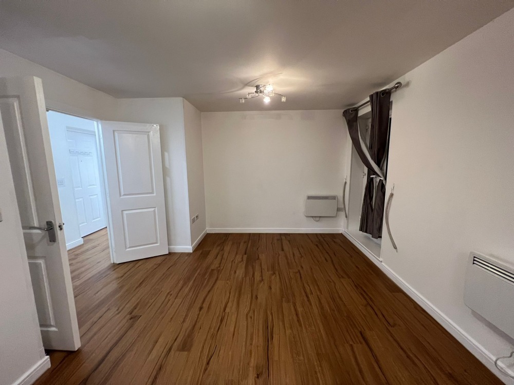 🏡 2-Bedroom Apartment – Refurbished & with Private Parking – Morden - Image 14