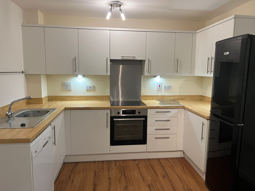🏡 2-Bedroom Apartment – Refurbished & with Private Parking – Morden